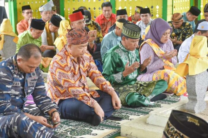 Wabup & Sekda Ketapang Ziarah Makam Iranta & Keramat 9