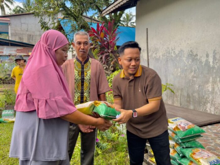 Komitmen Beri Manfaat Untuk Warga, AJK Bagikan 1 Ton Beras dan 2.400 Botol Air Minum Gratis