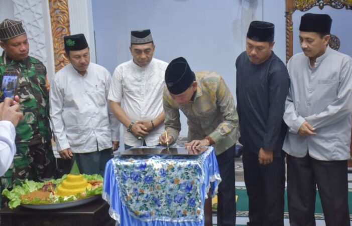 Wabup Tandatangani Plakat Masjid Al-Khair Nanga Tayap
