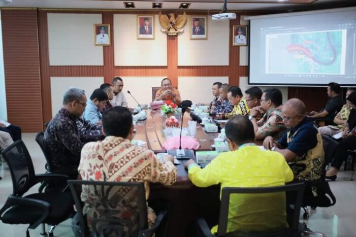 Sekda Bahas Normalisasi Sungai Pesaguan yang Dangkal