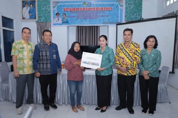 Pemkab Ketapang Serahkan Bantuan Bedah Rumah ke Warga