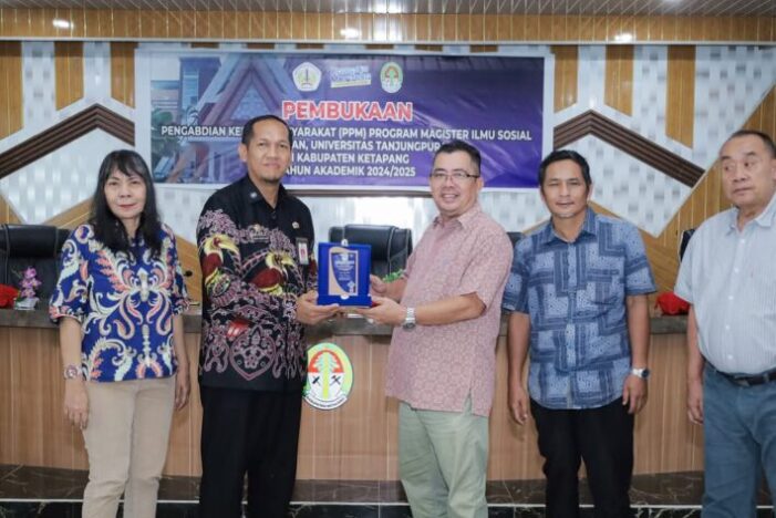 PJ Sekda Lepas Mahasiswa PPM Program Magiater Ilmu Sosial