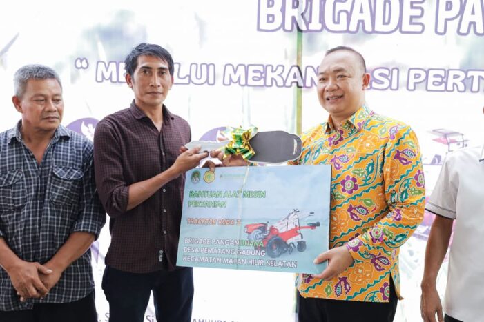 Bupati dan Wabup Ketapang Serahkan Bantuan Alsintan Pertanian