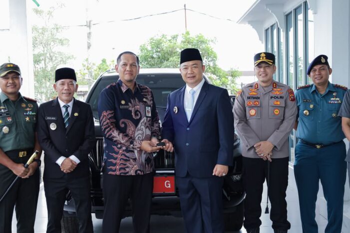 Pemkab Ketapang Serah-Terima Mobil Dinas Bupati dan Wabup