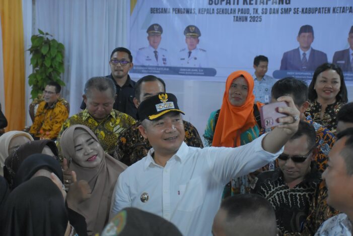 Gebrakan Bupati Ketapang, Seragam Gratis, Beasiswa, Insentif dan Fasilitas untuk Guru Daerah Terpencil