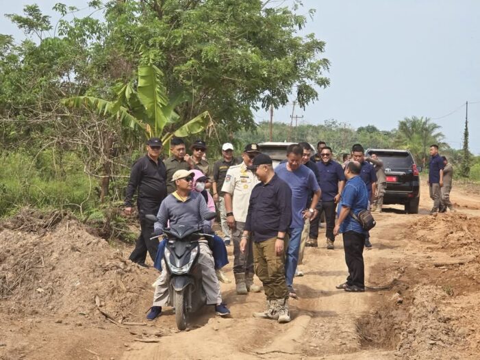 Pengawasan Langsung, Bupati Tinjau Penanganan Jalan Pelang-Kepuluk