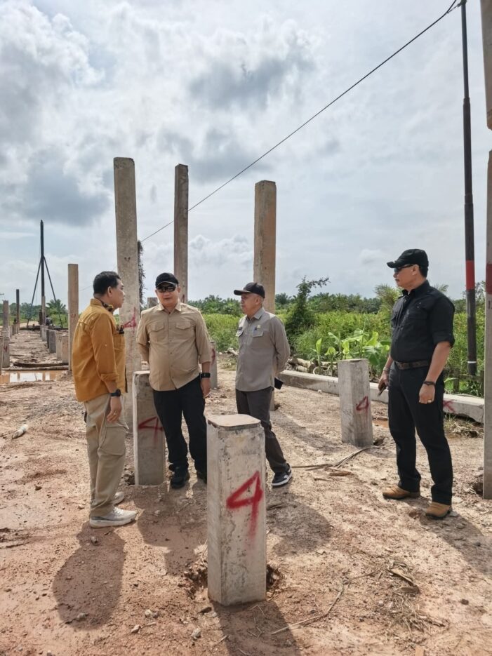 Hari Libur, Bupati Tinjau Progres Pembangunan Ruas Jalan Pelang- Kepuluk