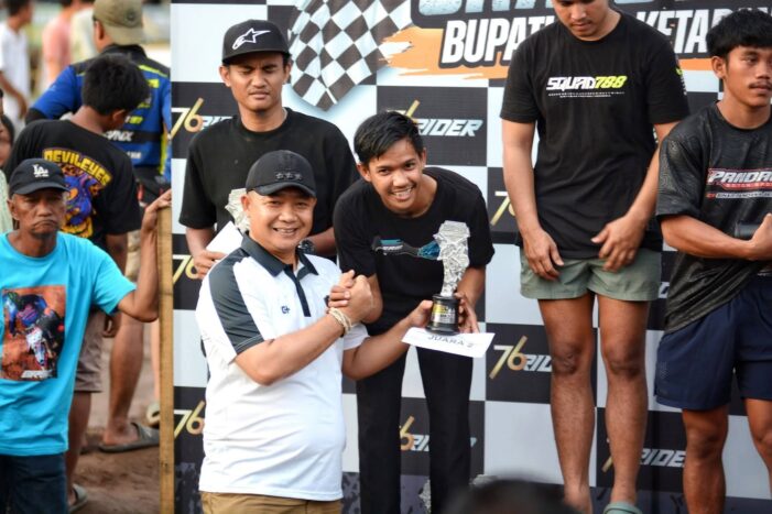 Bupat Ketapang Tutup Kejuaraan Grasstrack Bupati Cup