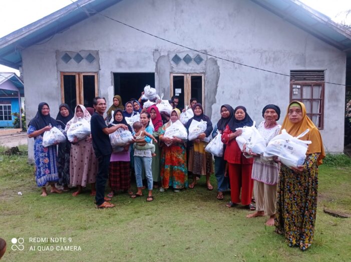 Tetap Komitmen, AJK Salurkan 500 Paket Sembako Gratis untuk Masyarakat