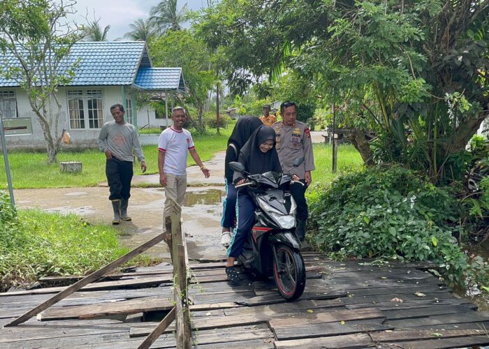 Anak sekolah mellewati Jembatan lama yang rusak dan sudah tidak layak digunakan.