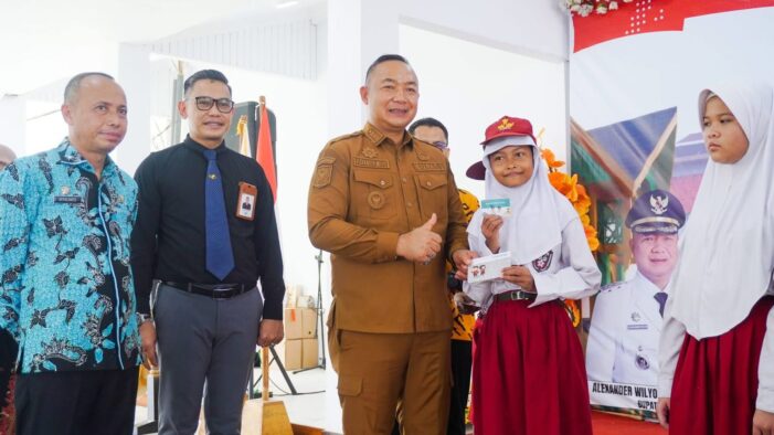 Komitmen Bupati, Dari Seragam Gratis Sampai Kartu Ketapang Pintar