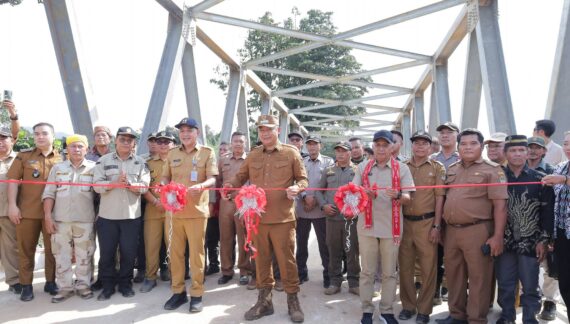 Bupati Ketapang Resmikan Jembatan KARAB, Akses Warga Lancar
