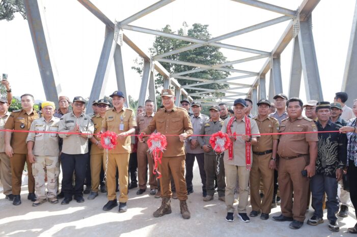 Bupati Ketapang Resmikan Jembatan KARAB, Akses Warga Lancar