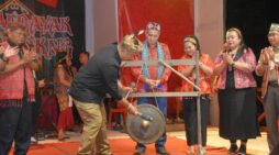 Bupati Tutup Gawai Adat Bejujokng XV di Simpang Dua