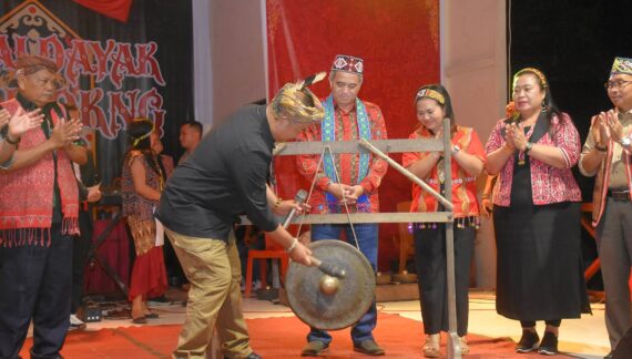 Bupati Tutup Gawai Adat Bejujokng XV di Simpang Dua