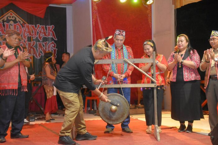 Bupati Tutup Gawai Adat Bejujokng XV di Simpang Dua