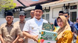 Bupati Serahkan Bingkisan Lebaran Kepada PPPK Paruh Waktu