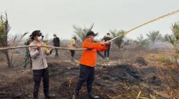 Pastikan Satgas Tidak Berjuang Sendiri, Bupati Turun Langsung Padamkan Api