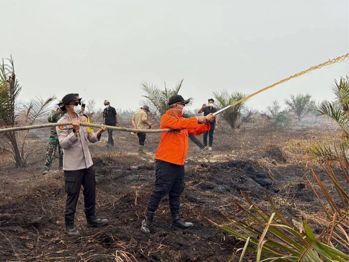 Pastikan Satgas Tidak Berjuang Sendiri, Bupati Turun Langsung Padamkan Api
