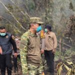 Bupati Ketapang Alexander Wilyo, S.STP., M.Si., bersama Dandim 1203/Ketapang Letkol Inf Zulkarnaen Galib yang tetap hadir di tengah perjuangan Satgas Kebakaran Hutan dan Lahan (Karhutla) di Kuala Tolak,