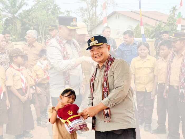 Bupati Serahkan Bantuan Seragam dan Alat Tulis Gratis